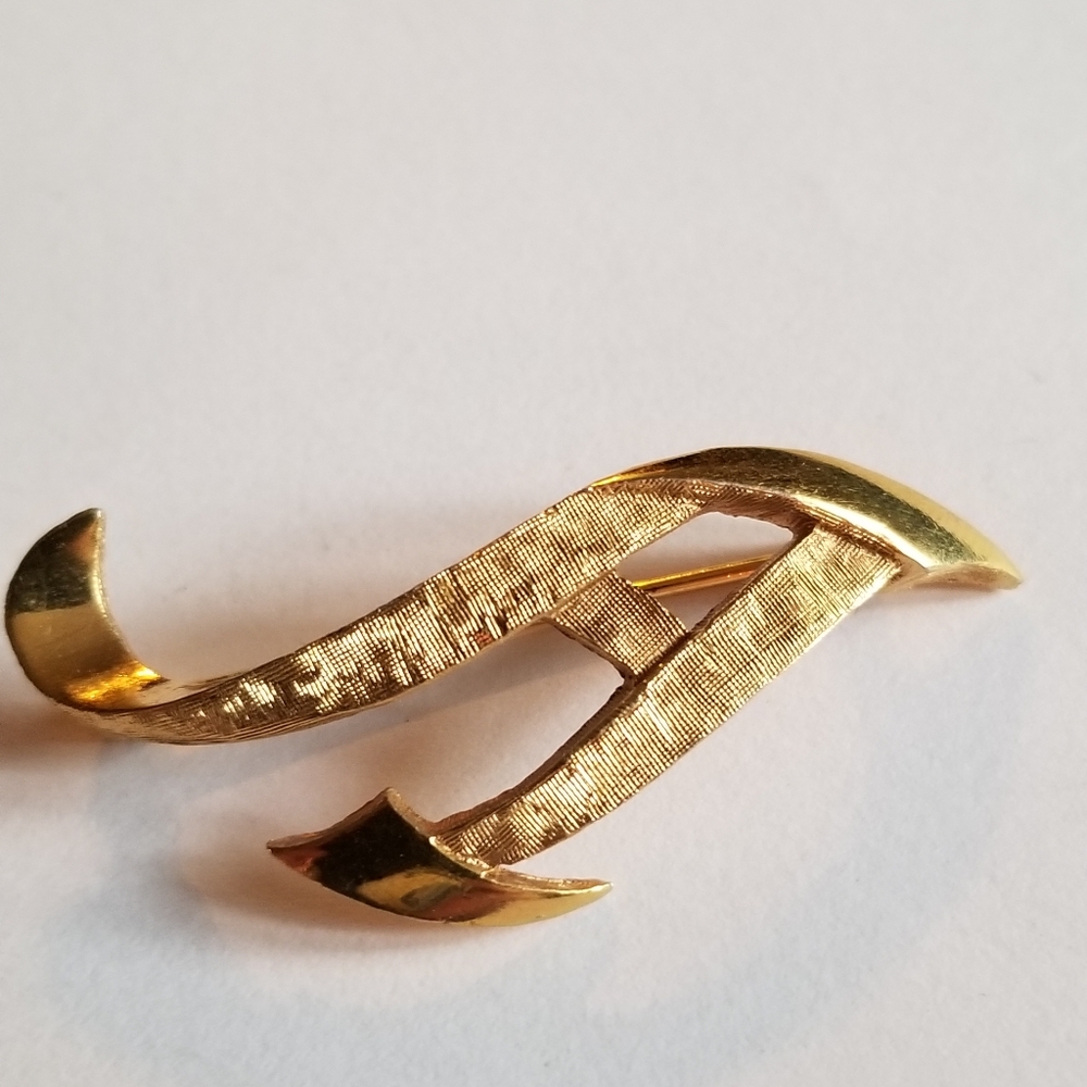 Relisted -Vintage letter A brooch textured gold tone pin initial - Picture 6 of 8